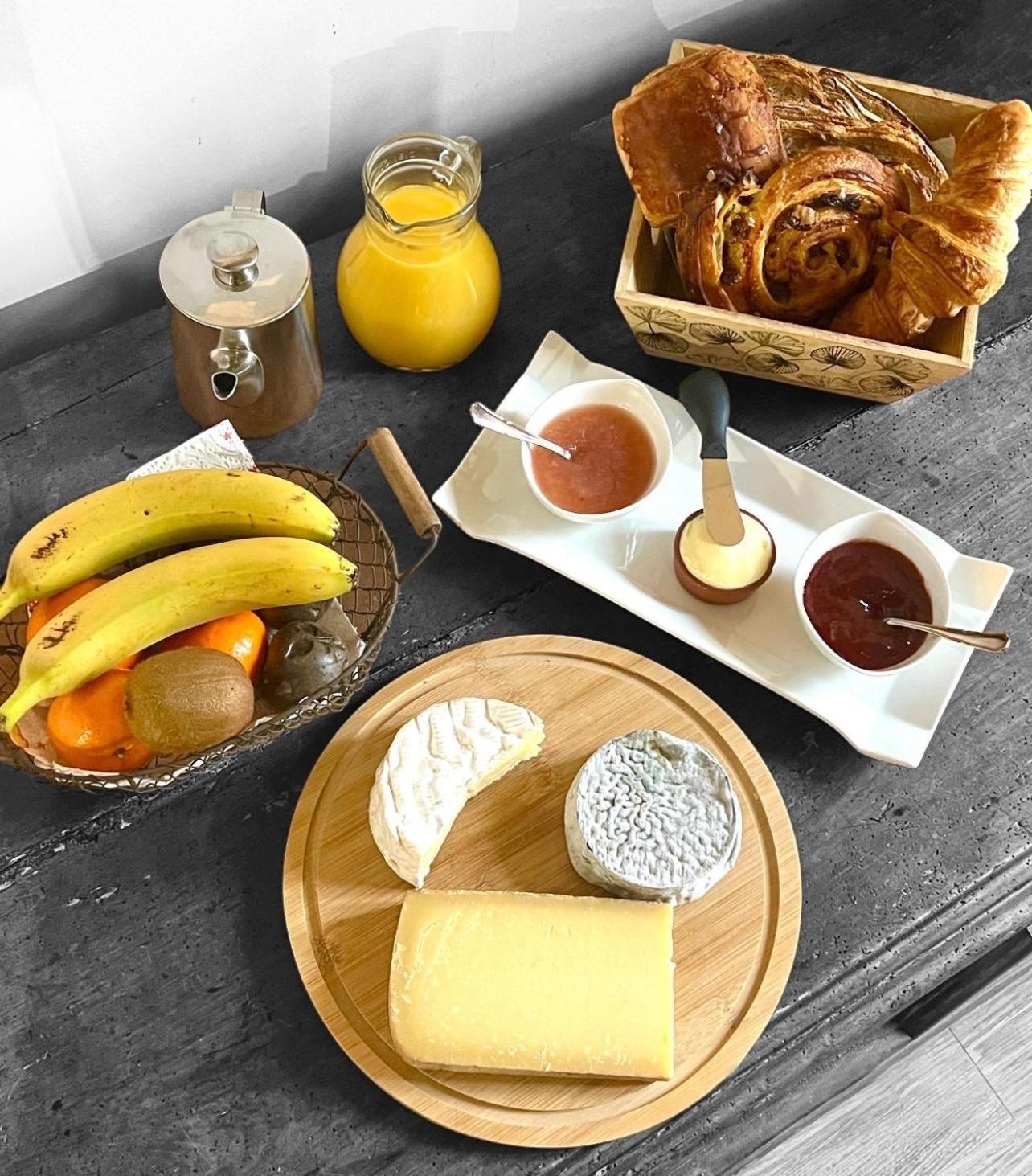 Le Clos Des Tilleuls D Day Home, Chambres D'Hotes, Suite Avec Sauna Privatif, Suite Avec Balneotherapie Privative, En Supplement Option Spa Bain A Remous La Vendelée Екстериор снимка