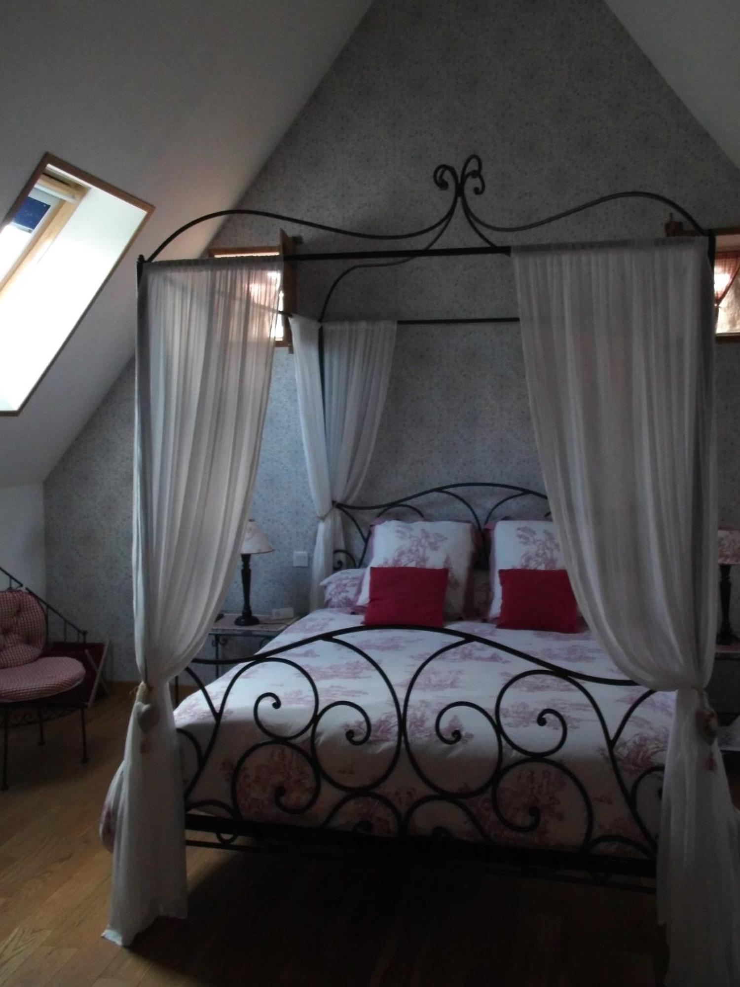 Le Clos Des Tilleuls D Day Home, Chambres D'Hotes, Suite Avec Sauna Privatif, Suite Avec Balneotherapie Privative, En Supplement Option Spa Bain A Remous La Vendelée Стая снимка
